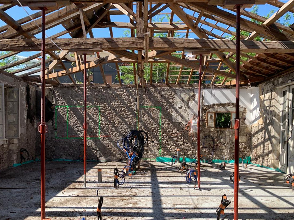 2025. Rénovation lourde d'une maison en autoconstruction - Arès (33) - Dépose de la charpente - en cours.jpg